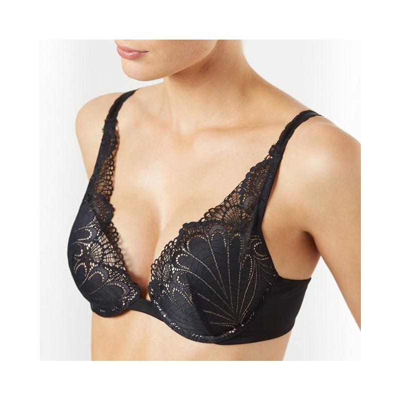 Wonderbra Women's Refined Glamour Triangle Underwire Push-up Bra, Black,  32B : : Clothing, Shoes & Accessories